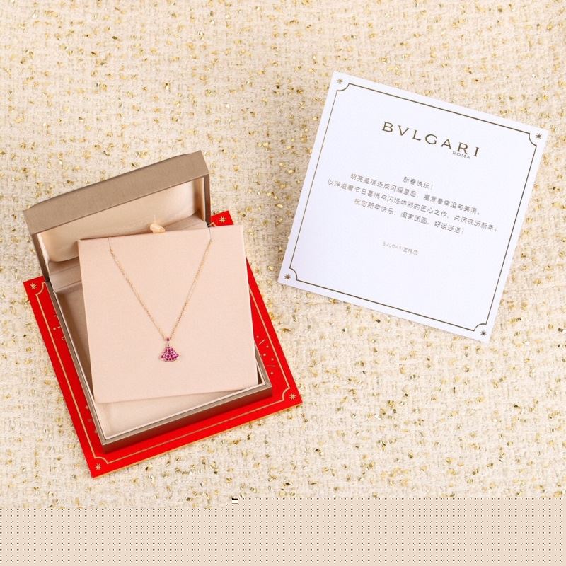 Bo*te*ga venenta necklaces